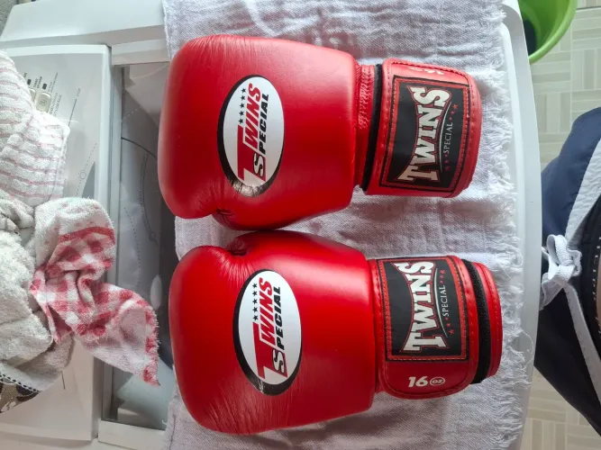 Luva de Boxe Twins Special 16oz - Pouquíssimo Uso / Estado de Nova