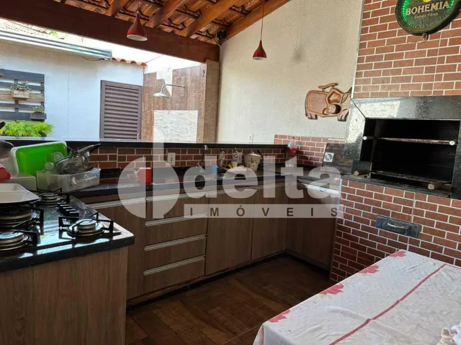 Casa residencial disponível para locação e venda no bairro Tibery em Uberlândia-MG