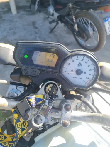 Vendo moto yamaha fazer 250 ou troco em celta para continuar meus trabalhos
