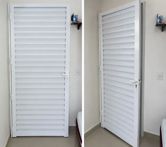 Porta de alumínio branco tipo veneziana de 80 cm