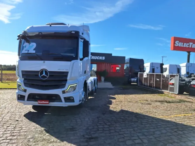 Caminhão usado Mercedes-Benz Actros 2651 6x4.
