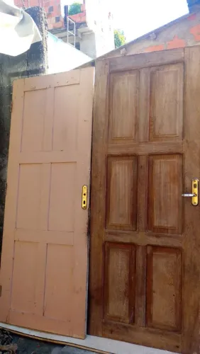 Vende se duas portas de madeira 