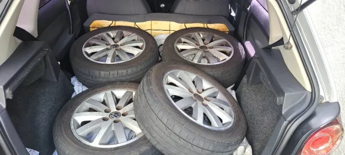 Rodas originais de Liga Leve Polo  com Parafusos e capa plástica preta