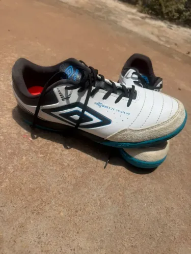 vendo umbro neo confort usada poucas vezes, número 40, por apenas 150 reais