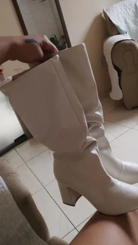 Vendo bota branca novíssima 