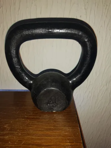 Kettlebell - Em ferro maciço - Pintado em preto - 4 Kg