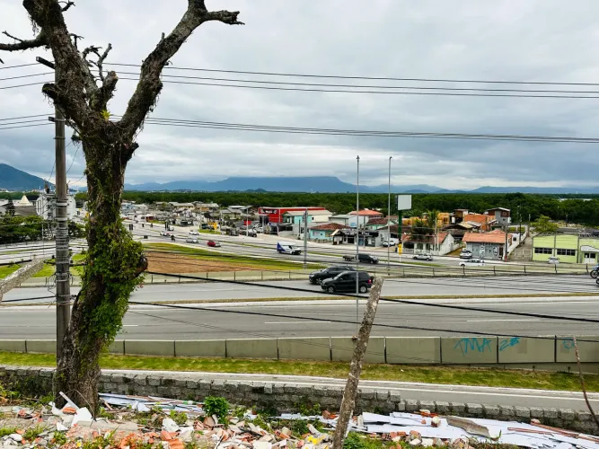 Ótimo terreno para construtores/investidores de frente pra SC405.