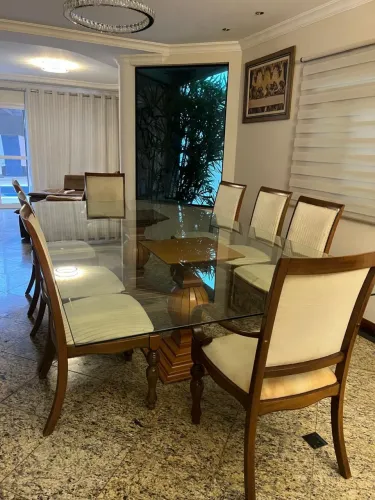 Vendo mesa de jantar de vidro com pés de madeira de 8 lugares