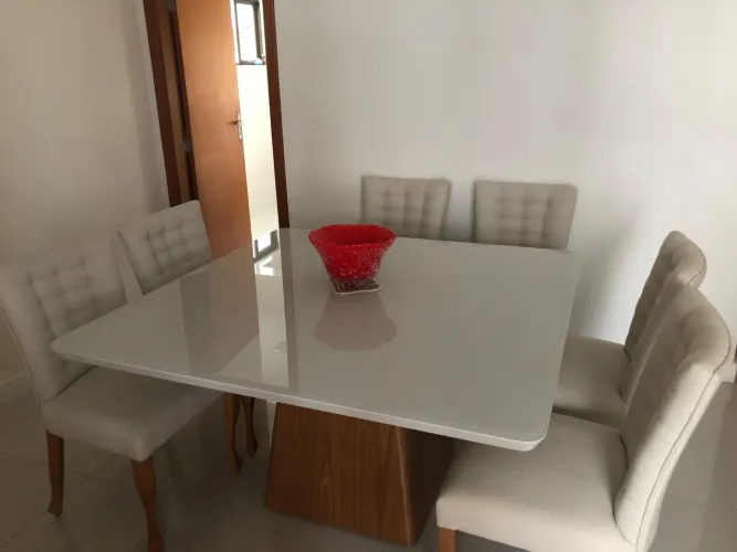 Linda mesa de jantar quadrada loja Smarçaro, acabamento refinado