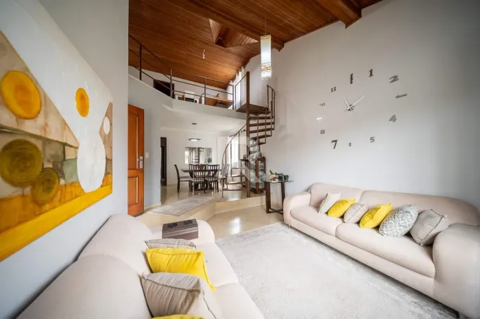 Casa Semi-Mobiliada com Mezanino, 3 Quartos, 1 Suíte e 2 Vagas para Alugar, 200 m² - Ubera