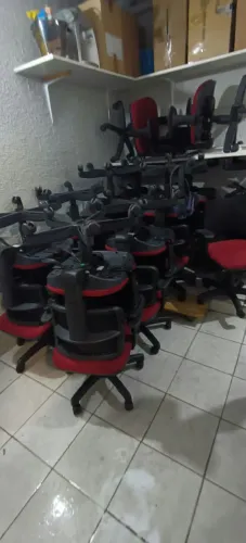 Lote de 20 Cadeiras giratórias Gabbinetto Shape-R com apoio para braços.