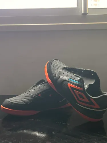 Umbro pro 5 bump usada somente 2 vezes (tamanho 39)