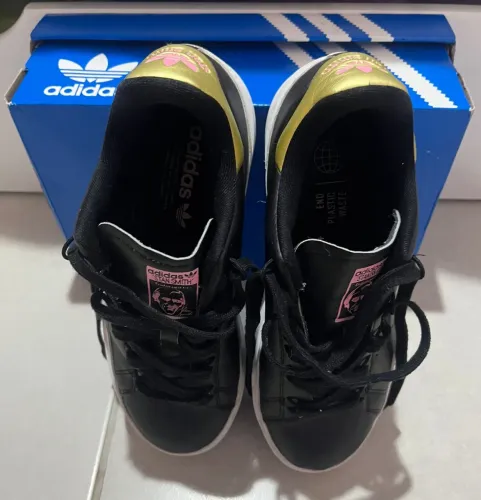 Vende-se tênis Adidas Stan Smith Bonega preto com detalhes em rosa e dourado. Seminovo  