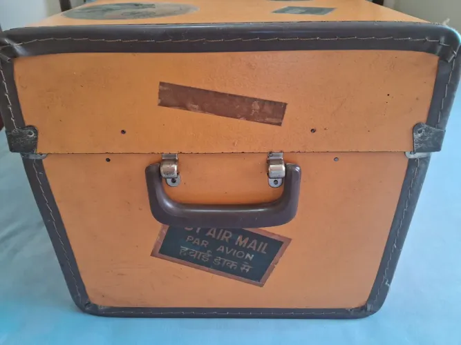 Bau retró vintage gr com objetos de decoração. 
