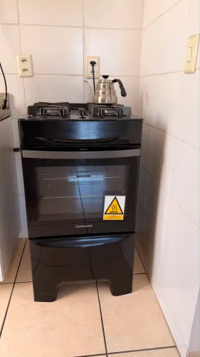 Fogão 4 Bocas Continental Preto Mesa de Vidro, Forno Eco Turbo Bovolt