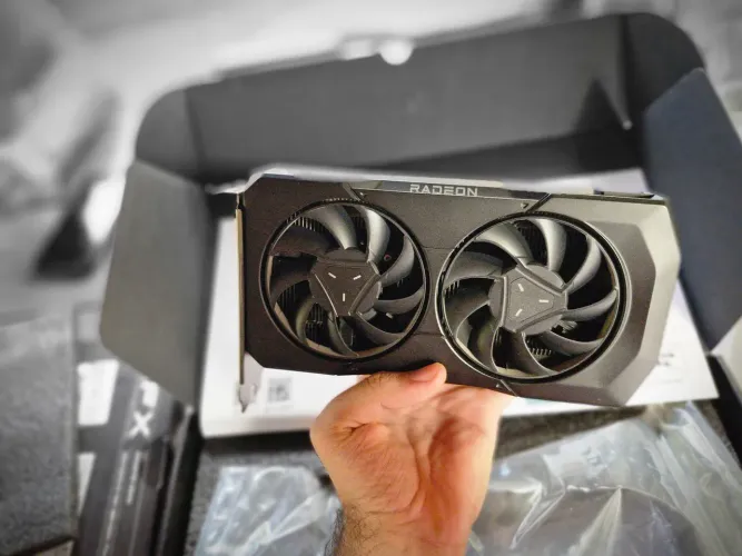 Rx 7600 founders edition, seminova na caixa!