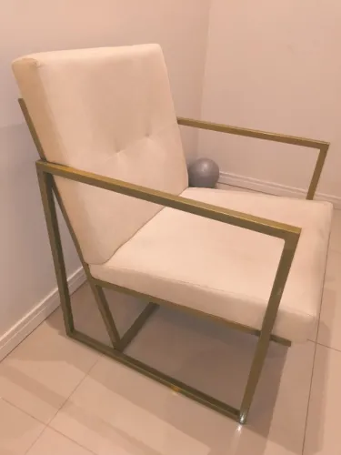 Cadeira Decorativa com Estrutura Dourada - Estilo Moderno