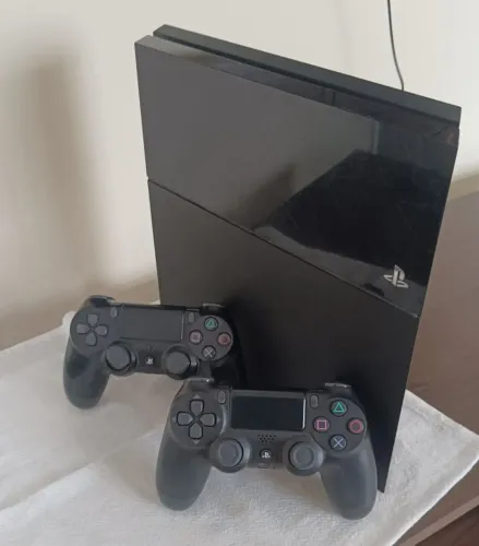 PS4 FAT - 500GB + 2 Controles + 4 Jogos Físicos