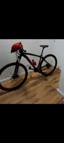 Oggi aro 29  com manual e capacete e sinalizador de led.