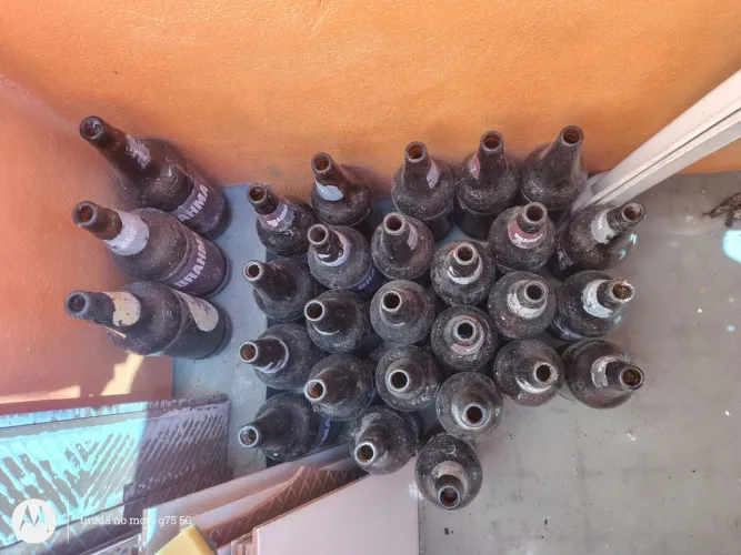 Vendo garrafas de cerveja litrão.