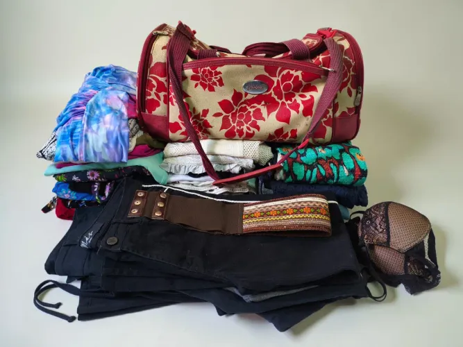 Lote roupas feminina Tam P e bolsa mala Barbie 35 peças 
