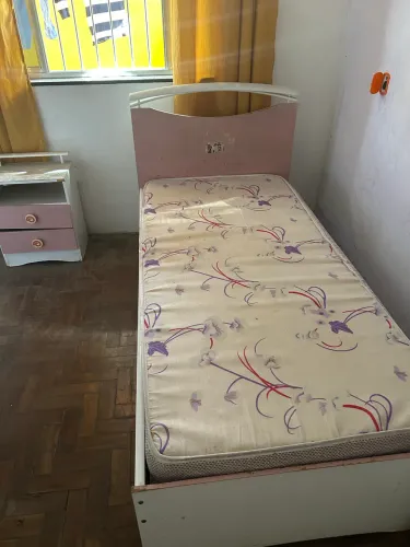 Cama solteiro rosa com colchão