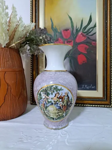 Vaso em porcelana com famosa cena galante antiguidade de coleção raridade relíquia branco
