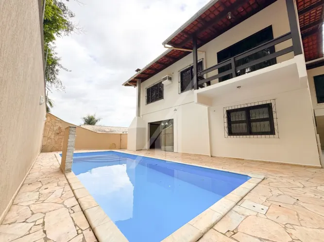 Linda residência em alvenaria com 261 m² área construída, dividida em dois pavimentos.