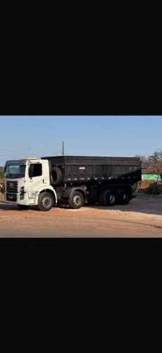 Caminhão 24280 8x2 bitruck caçamba