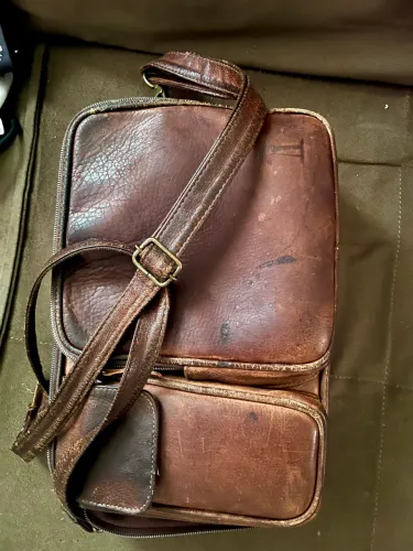 Maleta LIGHTHOUSE ORIGINA em couro  com quatro compartimentos fechados 