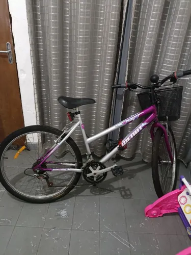 Vende  se bicicleta aro 26 Semi nova muito conservada 