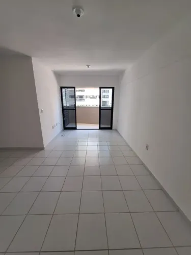 Alugo Apartamento com planejados na cozinha e banheiros no Edf. Nantes, Ponta verde próx. 
