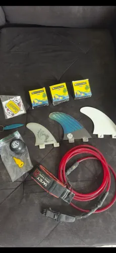 Kit surf: quilha, parafina, leash, removedor parafina