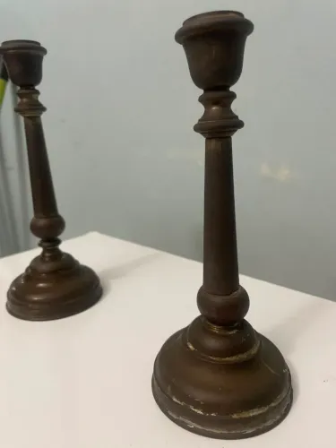 Par de castiçais antigos em bronze.