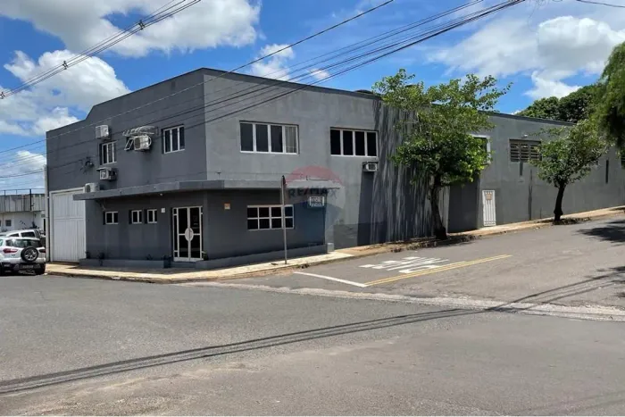 Oportunidade Única: Barracão Comercial em Localização Estratégica na Rua 21 de Abril Biri