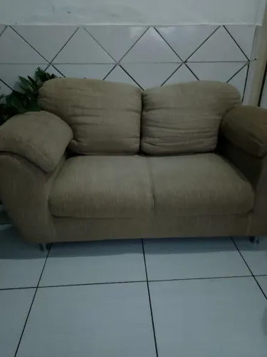 Sofá marrom de dois lugar