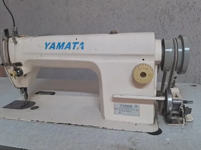 Máquina de costura reta industrial YAMATA FY 8500 com motor bivolt 400W