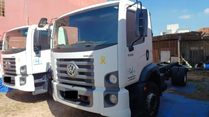 VW 17.230 Constellation 2021e VW 17.210 Constellation 2022 2p diesel E5 no chassi