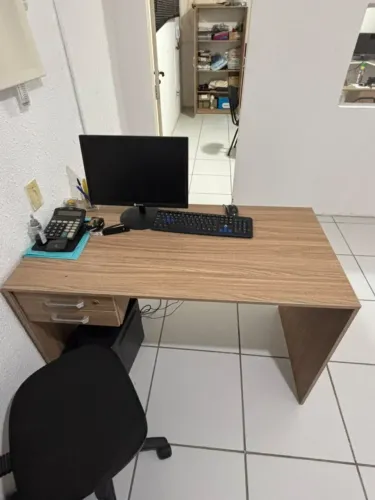 Mesa de Escritório + Cadeira de Escritório
