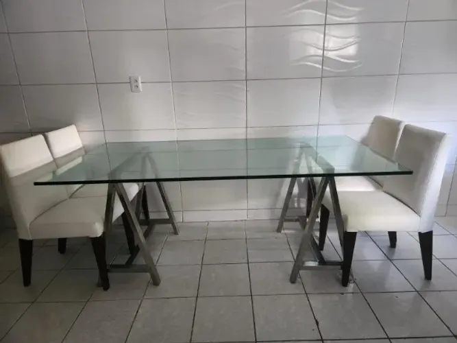 Mesa de Vidro com Base Cavalete em Inox + 6 Cadeiras Courino Branco