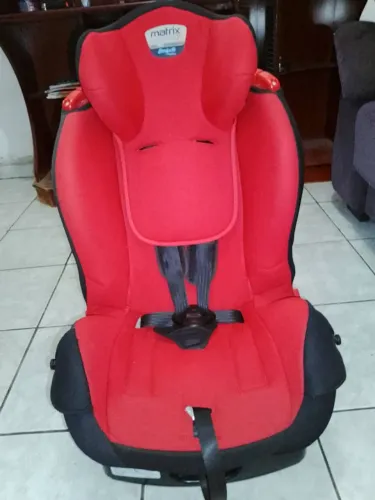 2- Cadeirinha de criança ,Burigotto completa com base  ,valor $330,00 cada.