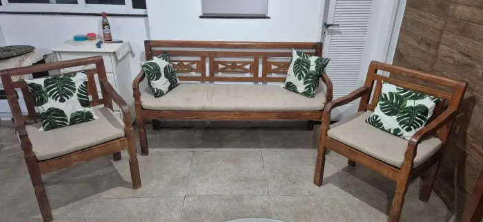 Sofá 3 lugares mais 2 poltronas de madeira talhado a mão 