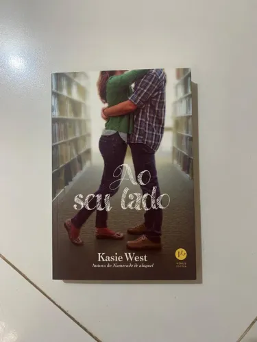 Livro Ao seu lado em ótimo estado de conservação sem marcações