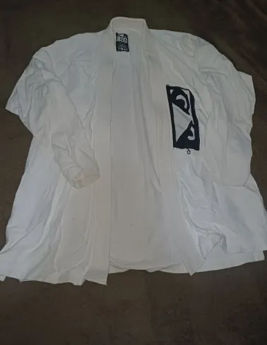 Vendo 1 kimono de Jiu Jitsu tamanho A3