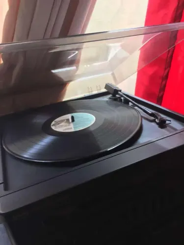 Kit som CCE, com duas caixas de som e toca discos de vinil.