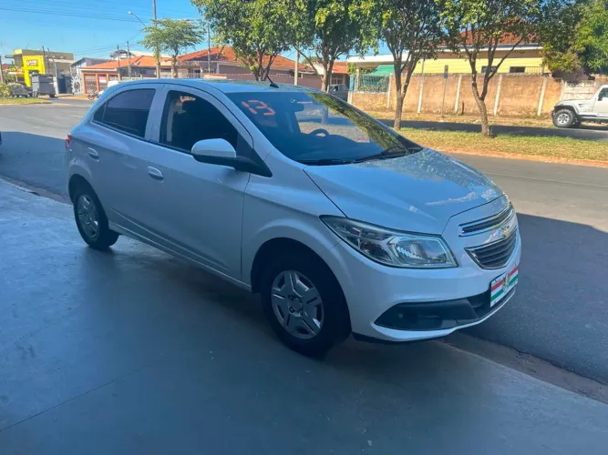 Chevrolet Onix Hatch LT 1.0 8V Flex Mec. 4P 2013