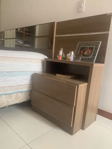 Escrivaninha em L e Cabeceira de cama em madeira com espelho.
