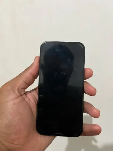 iPhone 13 / 128 GB / fundo trincado 