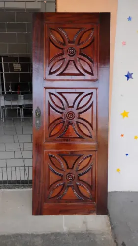 Porta em Madeira maciça, Trabalhada conformes nas fotos 