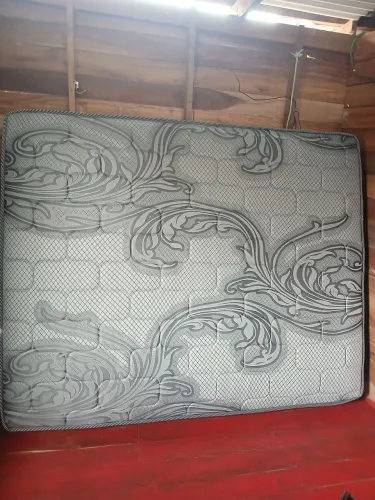vendo colchão Queen de mola ensacada seminovo no valor de r$ 800 não faço entrega
